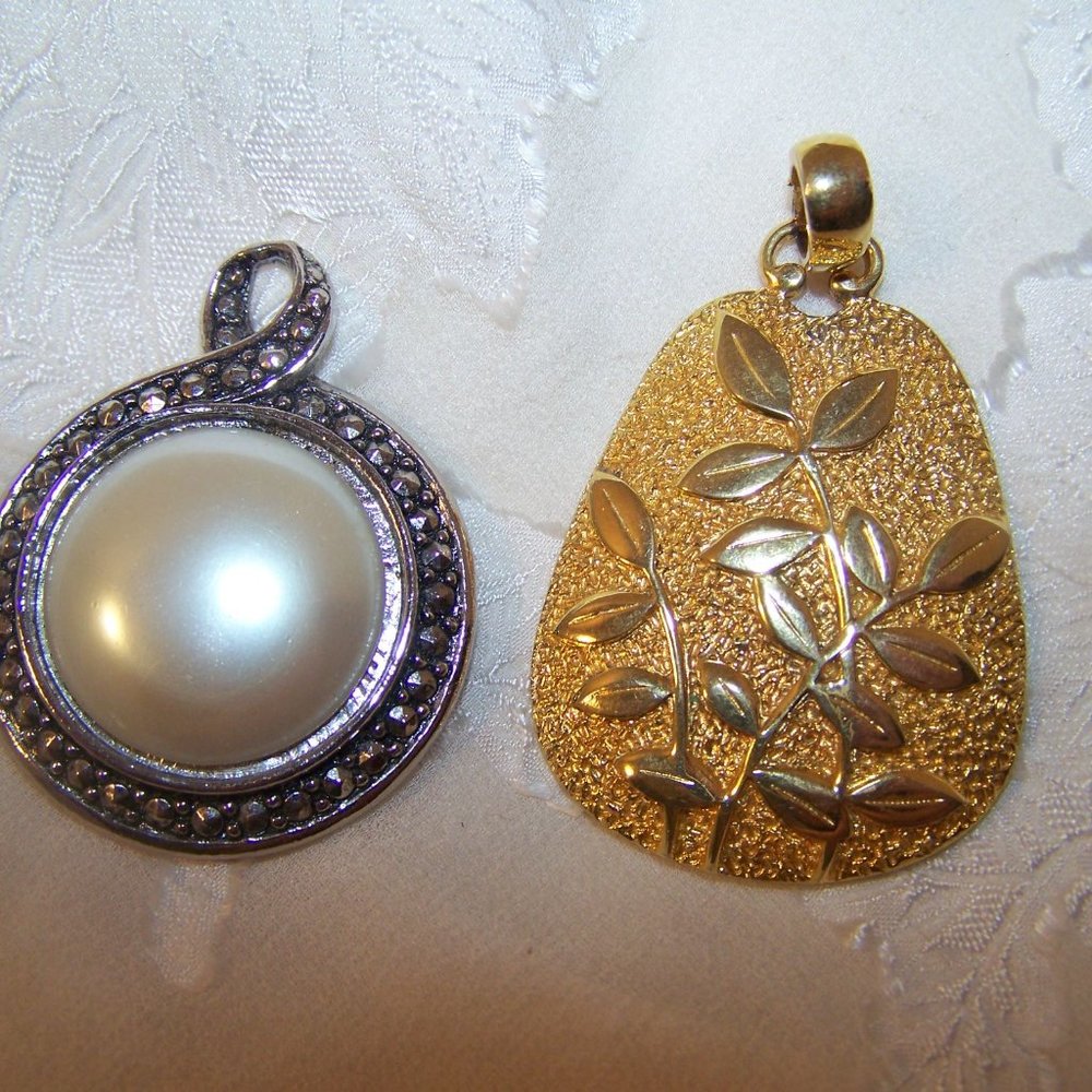 Vintage Pendants Charms Lisner Faux Pearl Flower 3 - Picture 4 of 9